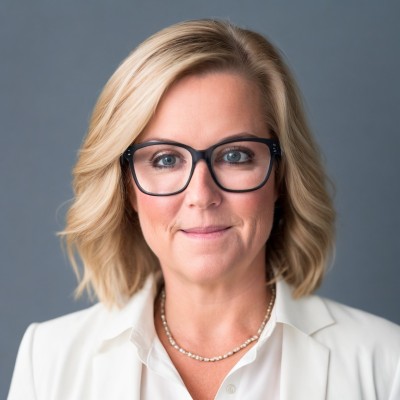 Kim Peretti headshot